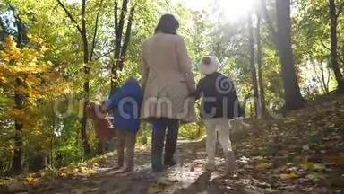 <strong>关爱</strong>的妈妈和孩子们享受户外散步